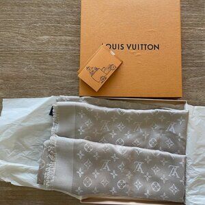 Louis Vuitton NIB Monogram Classic Shawl in Greige